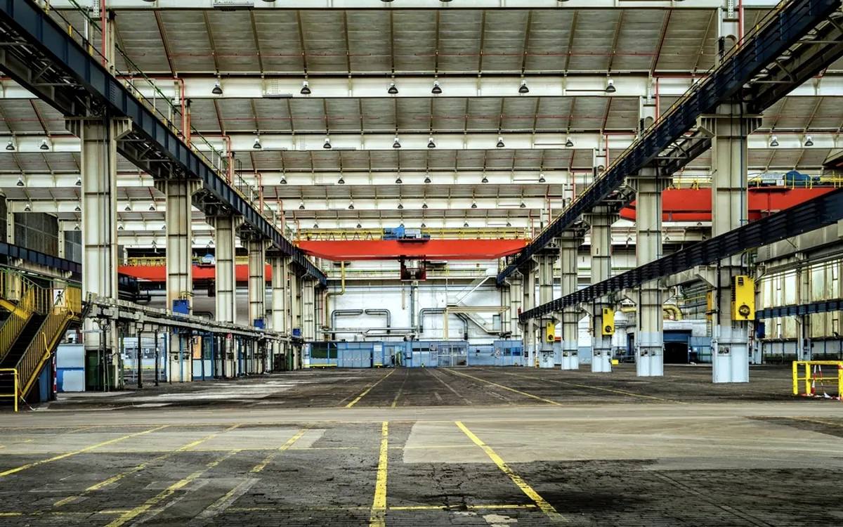 Entrepôt logistique aux volumes ordonnés